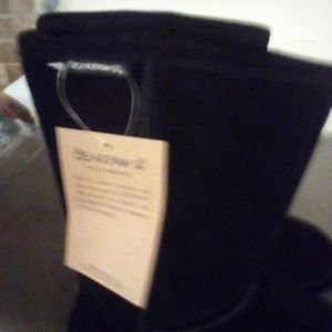 Women's size 7 new with tags black bearpaw boots.